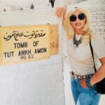 Susana Giménez Instagram - “Quien no ha visto Egipto no ha visto el mundo”. Heródoto Viajé a El Cairo para hacer una producción de fotos para la Revista Caras con un grupo grande comandado por @hectormaugeri (hoy vicedirector de la revista). Nos divertimos como locos, aprendimos muchísimo, recorrimos e hicimos unas fotos divinas en el medio del desierto. Me enamoré de esa ciudad con sus 3000 años de historia. El Cairo antiguo, el moderno, el lujo de sus hoteles, cientos de templos y mezquitas, sus mercados antiguos… Es imposible mantenerse indiferente. #suviajes #moments #travel #world #africa #egipto #susanagimenez #memories #piramids