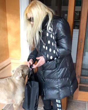 Susana Giménez Instagram - Todos a correr!!!! Con @patogimenez (mi hermano) dando una vuelta en La Mary para que los perros jueguen y se diviertan. Que frío hace!!!!