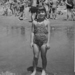 Susana Giménez Instagram - #MardelPlata, verano en familia. Mi cara de felicidad que lo dice todo. Me matan las trencitas… ¿Se acuerdan de esos trajes de baño “nido de abeja”? Yo lo amaba. #tbt #summer #summerdays #susanagimenez #trends #memories Mar del Plata, Argentina