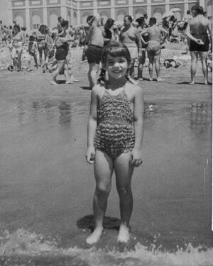 Susana Giménez Instagram - #MardelPlata, verano en familia. Mi cara de felicidad que lo dice todo. Me matan las trencitas…
¿Se acuerdan de esos trajes de baño “nido de abeja”? Yo lo amaba.
#tbt #summer #summerdays #susanagimenez #trends #memories