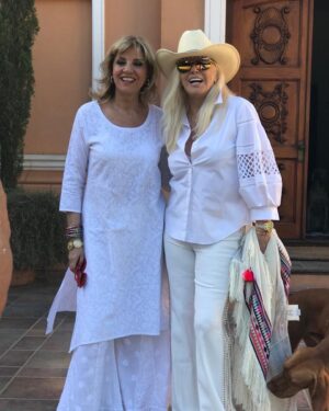 Susana Giménez Instagram - Con #Tete rumbo a las garzas para ver la caída del sol ❤️👯‍♀️ #friends #sunset #summer #susanagimenez #tetecoustarot