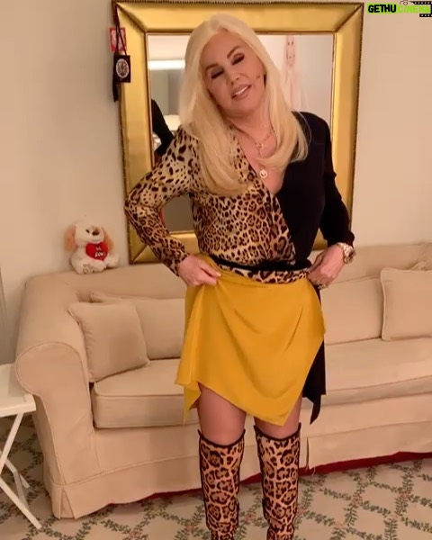 Susana Giménez Instagram - Para las que, como yo, son amantes del leopardo va el look de anoche. Y sí, tengo muchas cosas de leopardo en mi vestidor... Ustedes? Vestido: Cushnie Botas: Cavalli St @amadomarcela Make up @juancarlos.makeup Pelo @miguelromano919 @osvycontreras 📸 #aboutlastnight #look #ootd #fashion #animalprint #pattern #fashiontrends #susanagimenez Telefé