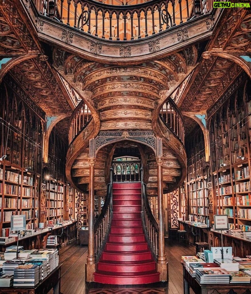 Susana Giménez Instagram - Esta es la Livraria Lello en la ciudad de Porto, Portugal. Qué lugar espectacular! Ni bien termine mi programa me voy a conocerlo! Muero por comprar un libro ahí!!! ❤️❤️ #libreria #library #books #bookstagram #portugal #porto #cultura Porto , Portugal