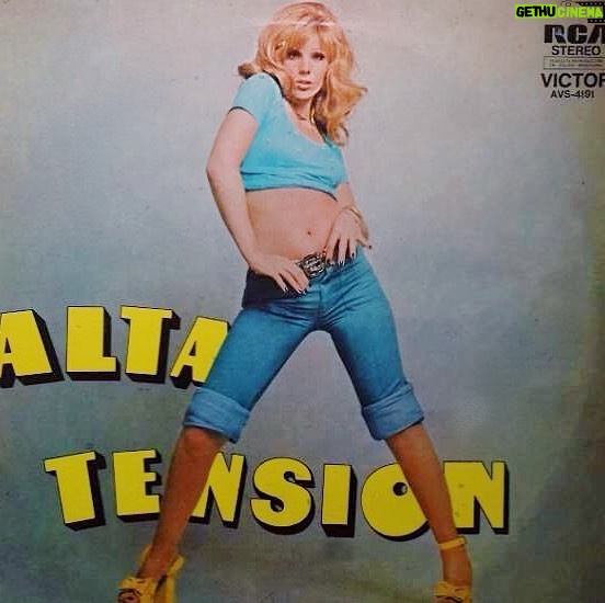 Susana Giménez Instagram - Se acuerdan de Alta Tensión??Siempre salía una modelo en la tapa de sus discos. Esa vez me tocó a mi ...Me mata el look! #fbf #atr #altatension #susanagimenez #disco #cover