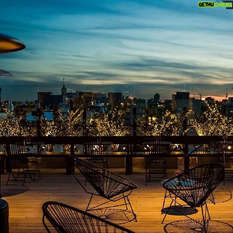 Susana Giménez Instagram - Me encanta esta moda de las terrazas para comer o tomar algo. #BuenosAires es tan linda! Mi favorita sigue siendo el @alvear_roof del @alvearpalace , pero veo que hay muchas nuevas que también son divinas .... Ya las voy a conocer!! Buller Pub de @bullerbrewingco Rooftop en el hotel de @casasurhotel @crystal.skybar en el @alveariconhotel #pulitzerskybar en el #hotelpulitzerbuenosaires @tradeskybar en la terraza del @edificiocomega @cieloskybar en la terraza del @hotelgrandbrizo.ba #rooftop #terrazas #drinks #friends #salidas #sábado #sunset The Sky
