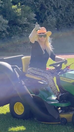 Susana Giménez Instagram - Parte de mi vida en La Mary… amo manejar el tractor y cortar el pasto 😂
