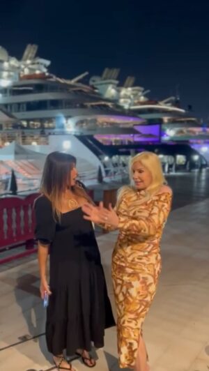 Susana Giménez Instagram - Comimos con @marley_ok y su equipo y @fulopcatherine en un restaurante de La Corniche, en la bahía de Doha.Divino lugar, no se puede creer el tamaño de los barcos!