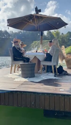 Susana Giménez Instagram - Así empezó el día de mi cumpleaños,  almorzando en una balsa en el medio de un lago gigante. La comida te la traen en lancha. 😂😂
.
.
.
#birthday #paradise #susanagimenez #lake #lunchwithaview
