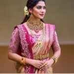 Swasika Instagram - Thank you for trusting @ttdevassy for your special day Swasika❤️ . . Our #TTDbride & Talented Actress @swasikavj elegantly flaunts our jewellery on her wedding day! Couldn’t be happier✨ . . Photography : @sebastianoz_ MUA & Styling : @abilashchickumakeupartist Outfit : @kanchivaram.in & @jazaashdesignstudio 📍M.G Road, Kochi #BridesofTTDevassy #TTDevassy #TTDevassyJewellery #Kochi #CelebrityWedding #CelebrityBride #SouthIndianWedding #ZorabyTT #ZoraSignatureSelections #DesignerBridalJewellery #Valentines #ps4ever [Designer choker necklace. Coin-mala necklace. Heavy traditional jewellery. Celebrity Bride Swasika. Beach Wedding. South Indian Wedding Look] MG Road Kochi