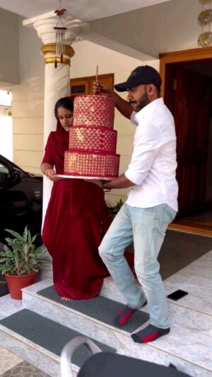 Swasika Instagram - Eight tier wedding cake 

We made this wedding cake for our @swasikavj @premjacob06 wedding.

.
.
.
#swasika #swasikavj #swasikavijay #ps4 #ps4 #ps
