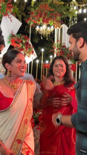 Swasika Instagram - Surprising my girl during her Gulabi 😊😬

Video nd edits : @nvm___official

Thanks @sanjananisanth for helping me give her this 

Event by @kites_events_

#haldi #weddings #shoot #ps4ever #psforever #prem #swasika #swasikawedding #mallu #hindu #chrisitian