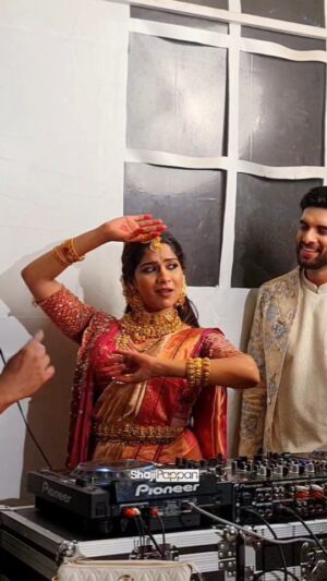Swasika Instagram - D J പാട്ടിനൊപ്പം തകർപ്പൻ ഡാൻസുമായി സ്വാസികയും പ്രേമും 😍 | @swasikavj @premjacob06 @dj_.elvis_.paul_
.
.
.
.
#swasika #wedding
#weddingday #keralawedding #malayalamcinema #actress #mollywood #trendingreels
# trending #instagram #couplegoals