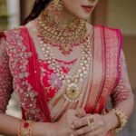 Swasika Instagram - Swasamayi ❤️ Mua for Swasika : @abilashchickumakeupartist Styling for swasika: @abilashchickumakeupartist Blouse and dupatta : @jazaashdesignstudio Saree : @kanchivaram.in Ornaments: @ttdevassy Photography: @weddingbellsphotography #swasikavj #swasika #premjacob #wedding #ps4ever #swasamay