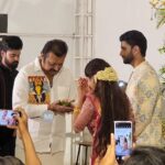 Swasika Instagram - സുരേഷ് ഗോപിക്ക് ദക്ഷിണ നൽകി കാൽ തൊട്ട് വന്ദിച്ച് അനുഗ്രഹം വാങ്ങി വധുവരന്മാർ...✨✨ സ്വാസികയും premum❤️vivaahitharaayi✨✨ സുരേഷ് ഗോപി സ്വാസികയുടെ കല്യാണത്തിന് വന്നപ്പോൾ ✨✨ @swasikavj @sureshgopi #Sureshgopi #swasika #swasikavj #swasikaprem #swasikawedding