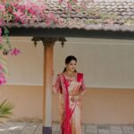 Swasika Instagram - Swasamayi ❤️ Mua for Swasika : @abilashchickumakeupartist Styling for swasika: @abilashchickumakeupartist Blouse and dupatta : @jazaashdesignstudio Saree : @kanchivaram.in Ornaments: @ttdevassy Photography: @weddingbellsphotography #swasikavj #swasika #premjacob #wedding #ps4ever #swasamay