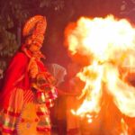 Swasika Instagram - ഗരുഡൻ തൂക്കം. ഗരുഡൻ തൂക്കം എന്ന അനുഷ്ഠാന കലയ്ക്കു പിന്നിലുള്ള വിശ്വാസം ദേവി ഭദ്രകാളിയുമായി ബന്ധപ്പെട്ടതാണ്‌. അസുരനായ ദാരിക നിഗ്രഹത്തിന്‌ പുറപ്പെട്ട ദേവി ഉഗ്രകോപിയായി മാറി. ദാരിക വധത്തിനുശേഷം രക്തദാഹിയായി കലിതുള്ളി നിന്ന ഭദ്രകാളിയുടെ കോപം ശമിപ്പിക്കുന്നതിനു വേണ്ടി, വിഷ്ണു തന്റെ വാഹനമായ ഗരുഡനെ ദേവിയുടെ സമീപത്തേക്ക്‌ അയച്ചു. തുടർന്ന് ഗരുഡൻ കാളിയെ സന്തോഷിപ്പിക്കാനായി കാളിയുടേ മുൻപിൽ നൃത്തം ചെയ്യുകയും, അതിനു ശേഷം കാളിക്ക്‌ ഗരുഡൻ തന്റെ രക്തം അർപ്പിച്ചുവെന്നും ആണ്‌ ഐതിഹ്യം. ഗരുഡന്റെ രക്തം പാനം ചെയ്തതിനു ശേഷം കാളിയുടെ കോപത്തിന്‌ ശമനമുണ്ടായി എന്നുമാണ്‌ ഐതിഹ്യം. #temple #travel #india #photography #travelphotography #love #hindu #god #architecture #nature #instagram #travelgram #hinduism #photooftheday #thailand #japan #instagood #temples #mahadev #shiva #art #history #kerala #krishna #india #bhfyp #asia #culture #hindutemple #ig Veettoor , Nellad p.o Muvatupuzha