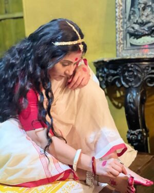 Swastika Mukherjee Instagram - শট এর অপেক্ষা করতে করতে সেট এ তোলা ছবি 🌹🥰
আমার মা খুব আলতা পরতে ভালবাসত। কাজের জন্য আমিও চান্স পেলেই পরি। মা এর পা দুটো কি সুন্দর লাগত - ভাবি আমার পা টাও যদি কোনদিন ওমন সুন্দর লাগে… 

Behind the scenes of #bijoyarpore