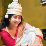 Swastika Mukherjee Instagram - শট এর অপেক্ষা করতে করতে সেট এ তোলা ছবি 🌹🥰 আমার মা খুব আলতা পরতে ভালবাসত। কাজের জন্য আমিও চান্স পেলেই পরি। মা এর পা দুটো কি সুন্দর লাগত - ভাবি আমার পা টাও যদি কোনদিন ওমন সুন্দর লাগে… Behind the scenes of #bijoyarpore