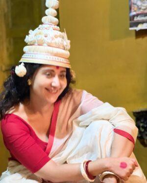 Swastika Mukherjee Instagram - শট এর অপেক্ষা করতে করতে সেট এ তোলা ছবি 🌹🥰
আমার মা খুব আলতা পরতে ভালবাসত। কাজের জন্য আমিও চান্স পেলেই পরি। মা এর পা দুটো কি সুন্দর লাগত - ভাবি আমার পা টাও যদি কোনদিন ওমন সুন্দর লাগে… 

Behind the scenes of #bijoyarpore