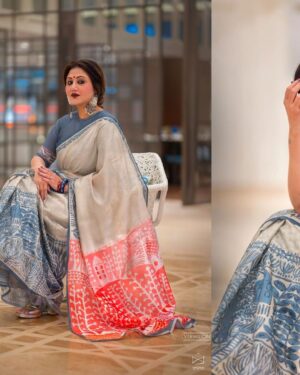 Swastika Mukherjee Instagram - খুব কম মানুষ অনলাইন এ আলাপ হওয়া পৃথিবী থেকে আমাদের জীবনের অন্দরমহলে চলে আসতে পারে। আর শুধু চলে আসা নয়,বেশ পাকাপোক্ত ভাবে থেকে যাওয়ার সম্পর্ক গড়ে তুলতে পারে। 
এমন দুই মানুষ হল ~ ইফ্ফাত আরা নোঝাত আর ইমতিয়াজ রাসেল 🌹🌹
ওদের কাজ প্রথম দেখেছিলাম instagram এ। দেখে আপ্লুত হয়ে মেসেজ করেছিলাম। সেই থেকে আলাপের শুরু। তারপর ওরা কলকাতায় এলে দেখা হল - গল্প হল, বাংলাদেশ যাওয়ার কথা হল। অন্য দেশেও আমার বন্ধুরা আছে, বন্ধুদের বাড়ি আছে সেখানে বেড়াতে যাব, ভেবেই মনটা খুশি হয়ে গেছিল। ওদের সঙ্গে যেদিন প্রথম দেখা হয়েছিল, মনে হয়েছিল ওরা আমার অনেক আপন, নিজের মানুষ। এইবার ঢাকা যাওয়া ঠিক হতে সবচেয়ে আগে ওদের জানিয়ে ছিলাম। 
পৌছে পরের দিন হুড়মুড় করে কাজ সেরেছি যাতে ঠিক সময়ে ওদের দোকানে যেতে পারি। তারপর অনেক ঘুরিয়েছে ওরা। আড্ডা মেরেছি 
, খাওয়া দাওয়া করেছি, চারুকলা গেছি, মাওয়াঘাট গেছি, সে সব ছবি পরে দেব। 
ঢাকায় সবচেয়ে গুরুত্বপূর্ণ দিন ছিল #বিজয়ারপরে screening এর দিন। 
ওরা কিছুটা আগেই পৌঁছে গেছিল হোটেলে। দেখি নোঝাত একটা শাড়ি আর ব্লাউজ বানিয়ে নিয়ে এসেছে, আমার জন্য specially, ইতস্তত বোধ করে কিছু বলছেনা। আমি কলকাতা থেকে শাড়ি নিয়ে গেছিলাম পরব বলে। কিন্তু ওদের টা না গায়ে দিয়ে কি থাকা যায় ? 
ভালবাসার দুই মানুষ ভালবেসে ডিজাইন করে আমার জন্য বস্ত্র বানিয়ে এনেছে এটা কত বড় পাওনা। তাই ওদেরটাই পরে সাজুগুজু্ করে National Museum এ গেলাম @dicff_filmfest 
কি যে খুশি হয়েছিলাম, বাংলাদেশে গিয়ে বাংলাদেশের গুণী মানুষের তৈরি করা কাপড় পরে। 
Thank you বলব না, তোমরা সবসময় আমার আপন হয়েই থাকবে এইটুকু বলতে পারি। 
একদম সময় ছিলনা, জানিনা কি করে @pranay_patra_01 has clicked such beautiful photographs in about 10 minutes. 
অনেক ট্যালেন্টেড্ মানুষ। সাক্ষাত হয়ে প্রাপ্তি হল আমার। 
Thank you @vermilion.getdressed for making me feel so happy and beautiful inside out. 
মানুষের ব্যবহারটুকুই রয়ে যায়। 
I love you both too ❤️❤️
