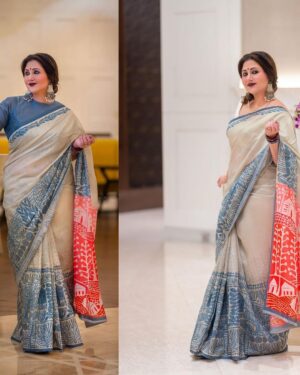 Swastika Mukherjee Instagram - খুব কম মানুষ অনলাইন এ আলাপ হওয়া পৃথিবী থেকে আমাদের জীবনের অন্দরমহলে চলে আসতে পারে। আর শুধু চলে আসা নয়,বেশ পাকাপোক্ত ভাবে থেকে যাওয়ার সম্পর্ক গড়ে তুলতে পারে। 
এমন দুই মানুষ হল ~ ইফ্ফাত আরা নোঝাত আর ইমতিয়াজ রাসেল 🌹🌹
ওদের কাজ প্রথম দেখেছিলাম instagram এ। দেখে আপ্লুত হয়ে মেসেজ করেছিলাম। সেই থেকে আলাপের শুরু। তারপর ওরা কলকাতায় এলে দেখা হল - গল্প হল, বাংলাদেশ যাওয়ার কথা হল। অন্য দেশেও আমার বন্ধুরা আছে, বন্ধুদের বাড়ি আছে সেখানে বেড়াতে যাব, ভেবেই মনটা খুশি হয়ে গেছিল। ওদের সঙ্গে যেদিন প্রথম দেখা হয়েছিল, মনে হয়েছিল ওরা আমার অনেক আপন, নিজের মানুষ। এইবার ঢাকা যাওয়া ঠিক হতে সবচেয়ে আগে ওদের জানিয়ে ছিলাম। 
পৌছে পরের দিন হুড়মুড় করে কাজ সেরেছি যাতে ঠিক সময়ে ওদের দোকানে যেতে পারি। তারপর অনেক ঘুরিয়েছে ওরা। আড্ডা মেরেছি 
, খাওয়া দাওয়া করেছি, চারুকলা গেছি, মাওয়াঘাট গেছি, সে সব ছবি পরে দেব। 
ঢাকায় সবচেয়ে গুরুত্বপূর্ণ দিন ছিল #বিজয়ারপরে screening এর দিন। 
ওরা কিছুটা আগেই পৌঁছে গেছিল হোটেলে। দেখি নোঝাত একটা শাড়ি আর ব্লাউজ বানিয়ে নিয়ে এসেছে, আমার জন্য specially, ইতস্তত বোধ করে কিছু বলছেনা। আমি কলকাতা থেকে শাড়ি নিয়ে গেছিলাম পরব বলে। কিন্তু ওদের টা না গায়ে দিয়ে কি থাকা যায় ? 
ভালবাসার দুই মানুষ ভালবেসে ডিজাইন করে আমার জন্য বস্ত্র বানিয়ে এনেছে এটা কত বড় পাওনা। তাই ওদেরটাই পরে সাজুগুজু্ করে National Museum এ গেলাম @dicff_filmfest 
কি যে খুশি হয়েছিলাম, বাংলাদেশে গিয়ে বাংলাদেশের গুণী মানুষের তৈরি করা কাপড় পরে। 
Thank you বলব না, তোমরা সবসময় আমার আপন হয়েই থাকবে এইটুকু বলতে পারি। 
একদম সময় ছিলনা, জানিনা কি করে @pranay_patra_01 has clicked such beautiful photographs in about 10 minutes. 
অনেক ট্যালেন্টেড্ মানুষ। সাক্ষাত হয়ে প্রাপ্তি হল আমার। 
Thank you @vermilion.getdressed for making me feel so happy and beautiful inside out. 
মানুষের ব্যবহারটুকুই রয়ে যায়। 
I love you both too ❤️❤️