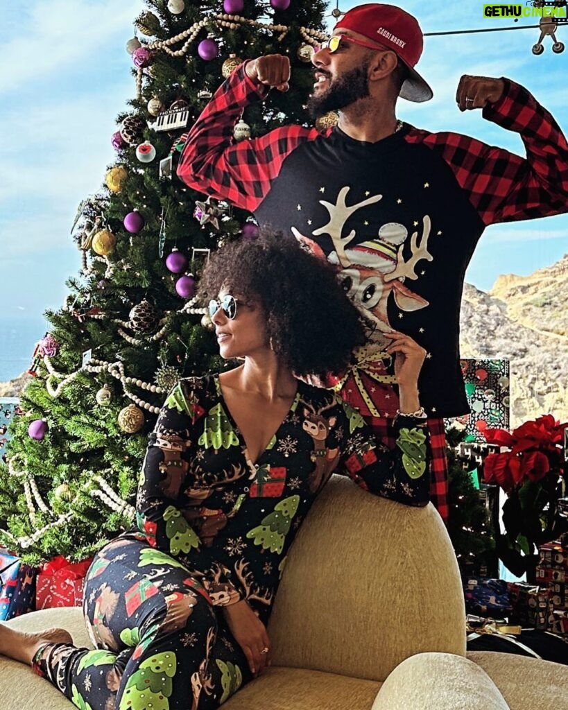 Swizz Beatz Instagram - Happy Holidays to you and your family 🙏🏽The Deans🤍