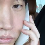 Tablo Instagram - 어금니 치료 받고 얼음찜질 하라고 해서 이러고 돌아다니는데 사람들이 날 알아보고 다가오다가 “아 통화중이네” 하고 뒤돌아서서 감 #아이폰15프로맥스
