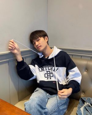 Taeil Instagram - 사탕이야. 무지개는 필요없어🌈🍭