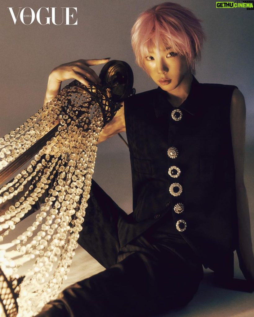 Taeyeon Instagram - @voguekorea @louisvuitton fashion editor DAHYE KIM photographer JONGHA PARK stylist AHREUM UM hair MINJUNG KYUNG makeup SEYEONG AHN set SUIN ZEON(Elmar)