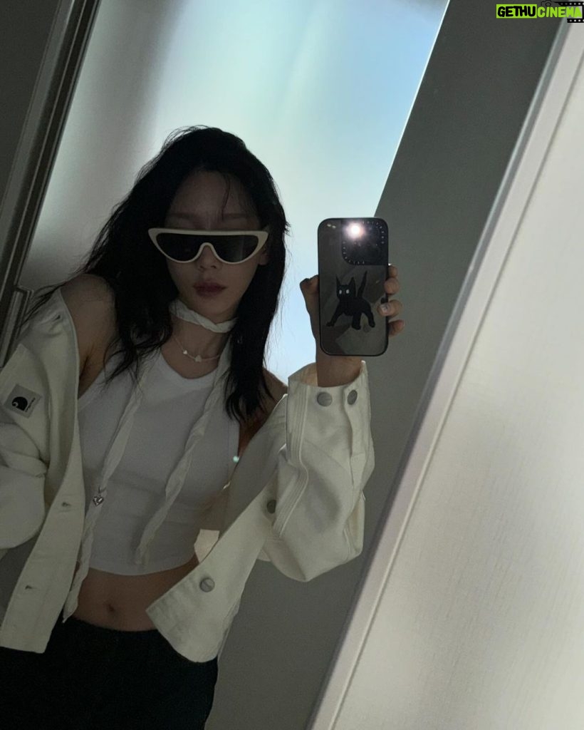 Taeyeon Instagram - #광고 @louisvuitton #LVsplit