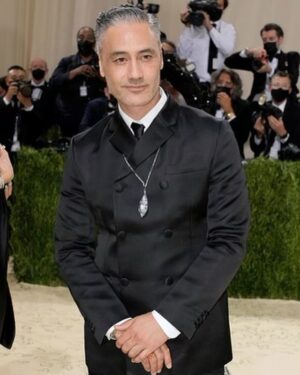 Taika Waititi Instagram - Memories of the last Met Gala which I'm only posting now because I want you to think I'm there tonight. I don't think I've ever felt more beautiful thanks to @prada and vintage @cartier diamonds and sapphires. I really was the ball of the belles. @voguemagazine @themetgalaofficial 
Stylez: @jeanneyangstyle 
Hair: @brentlawler 
Face: @kathyjeung 
Fotoz: @gettyimages
#DadsAtMet