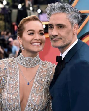 Taika Waititi Instagram - Thor: Love and photo dump. Fabulous London premiere with beloved family, close friends, and Jason Momoa 😘. Seriously great night and even greater relief to finally see this film releasing in theaters tomorrow. Just like @chrishemsworth and his arse, I put a lot of work into this film and can't wait for you all to see it. July 8 baby!#thorloveandthunder @marvelstudios 
Please let's also try and zoom in on that emerald by @cartier 
Styluz: @jeanneyangstyle 
Fabrik: @prada 
💎: @cartier 
Photos: tag yourselves. I dunno how to find you but I appreciate you.