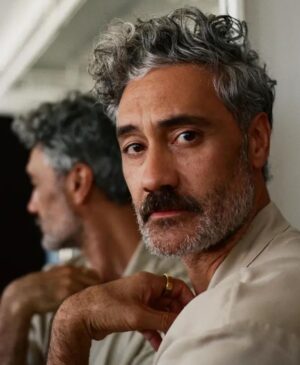 Taika Waititi Instagram - If you're sick of seeing me being iconic and putting every other human male 6 feet under with just one lewk, then try having to live in this body and look in the mirror EVERY DAY. Some say it's a blessing, others a curse, I say it's a blursing. @danascruggs took these photos and had to replace the cameras afterwards. Or get them bleached, can't remember. The main thing is that @nytimes exploited me just to make you to go see Thor: Love & Thunder which opens July 8. Get in it ya mutts.
Stylus: @jeanneyangstyle 
Kleidung: @kingandtuckfield 
Face job: @melissa.dezarate 
Foto werk: @danascruggs 
Model: GOD