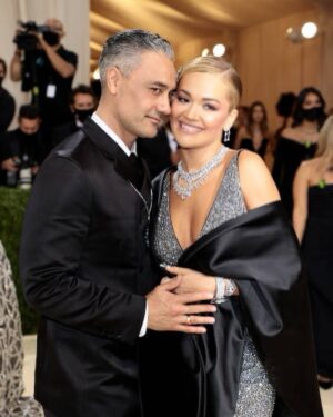 Taika Waititi Instagram - Memories of the last Met Gala which I'm only posting now because I want you to think I'm there tonight. I don't think I've ever felt more beautiful thanks to @prada and vintage @cartier diamonds and sapphires. I really was the ball of the belles. @voguemagazine @themetgalaofficial 
Stylez: @jeanneyangstyle 
Hair: @brentlawler 
Face: @kathyjeung 
Fotoz: @gettyimages
#DadsAtMet
