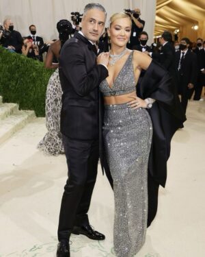 Taika Waititi Instagram - Memories of the last Met Gala which I'm only posting now because I want you to think I'm there tonight. I don't think I've ever felt more beautiful thanks to @prada and vintage @cartier diamonds and sapphires. I really was the ball of the belles. @voguemagazine @themetgalaofficial 
Stylez: @jeanneyangstyle 
Hair: @brentlawler 
Face: @kathyjeung 
Fotoz: @gettyimages
#DadsAtMet