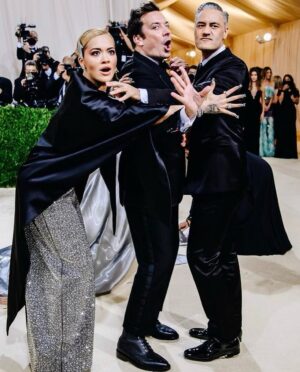 Taika Waititi Instagram - Memories of the last Met Gala which I'm only posting now because I want you to think I'm there tonight. I don't think I've ever felt more beautiful thanks to @prada and vintage @cartier diamonds and sapphires. I really was the ball of the belles. @voguemagazine @themetgalaofficial 
Stylez: @jeanneyangstyle 
Hair: @brentlawler 
Face: @kathyjeung 
Fotoz: @gettyimages
#DadsAtMet