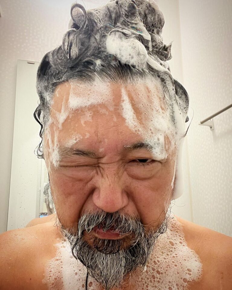 Takashi Murakami Instagram - Thanks to everyone's kind words of sympathy, I finally took a bath! thank you very much! In particular, with the encouragement from famous people like Mr. @diplo _sama,Mr. @steveaoki _sama,and others, I was able to rebuild my brain after a mental crash and was able to take a bath at 3 a.m. today! I feel relieved from the bottom of my heart. thank you very much. Saitama Prefecture