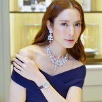 Taksaorn Paksukcharern Instagram - พบกับ Chopard Boutique ในคอนเซ็ปต์ล่าสุด ตามปรัชญาการออกแบบในแนวคิด “เมซง” (Maison) หรือ “บ้าน” ได้แล้ววันนี้ที่ศูนย์การค้าสยามพารากอน #Chopard #ChopardBoutique #ChopardSiamParagon