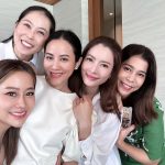 Taksaorn Paksukcharern Instagram - ขอบคุณออม&ตี๋ ที่ชวนมาร่วมฟังสวดพระพุทธมนต์ ถวายเพล และสังฆทานนะคะ 🤍🙏🤍@piyaromaom @tee7star อิ่มใจ อิ่มท้อง และดีใจได้เจอเพื่อนๆ จบงานด้วยให้สัมภาษณ์เจาะลึก Exclusive interview for my RB girls 🤭❤️ #เด็กราชินีบน #RB69
