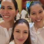 Taksaorn Paksukcharern Instagram - ขอบพระคุณอาจารย์ช้างที่ให้แอฟได้ร่วมพิธีสวดนพเคราะห์ดาวราหูย้ายราศีค่ะ 🤍🙏🤍 @morchang ได้ไหว้ด้วยกันในวันเกิดเพื่อนรัก @thanikan_oum และดีใจได้เจอเชอรี่ด้วยนะคะ @cherrykhemupsorn 😊 วัดสระเกศ ราชวรมหาวิหาร ภูเขาทอง