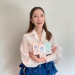 Taksaorn Paksukcharern Instagram - สำหรับหลายๆ คนที่ถามเข้ามาว่า แอฟทานโพรไบโอติกของแบรนด์อะไร ขอตอบตรงนี้อีกครั้ง ของแบรนด์อินเนอริ แบรนด์ของแอฟเองค่ะ ชื่อเมต้า โพรไบโอติก เป็นสูตรผงพร้อมทาน ช่วยเรื่องระบบขับถ่าย เสริมการเผาผลาญ และช่วยคุมหิว ลดการทานจุบจิบค่ะ ตอนนี้อินเนอริ เมต้า โพรไบโอติก และนูทริโอ้ ทั้งขวดเล็กและขวดใหญ่ มีวางจำหน่ายที่ 🛍️ ร้าน EVEANDBOY ทุกสาขาแล้วค่ะ 🛒ลูกค้าที่สนใจ แวะไปอุดหนุนกันได้เลย 😘 หรือต้องการข้อมูลสารสกัดและคุณสมบัติเพิ่มเติม ทักไปสอบถามได้ที่ IG 👉🏻 @inneribrand หรือแอด LINE @inneribrand ได้เลยนะคะ 💕 #inneri #metaprobiotic #nutrio #premiumsupplement #metabolismbooster #แบรนด์ของแอฟ #eveandboy