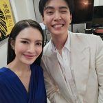 Taksaorn Paksukcharern Instagram - "WATERFALL" A New Musical มิวซิคัลไทยที่เคยไปบรอดเวย์ แล้ววันนี้กลับมาไทยให้เราได้ดูกันในเวอร์ชั่นใหม่ กับนักแสดง นักเขียนบท นักเขียนเพลงบรอดเวย์ระดับโลก ไฮไลท์อยู่ที่ยกน้ำตกมิตะเกะมาไว้บนเวทีเลยค่ะ! เป็นโปรดักชันที่ไม่ควรพลาด แสดงถึง 1 ตุลาคมนี้เท่านั้นนะคะ ถ้าใครไปดูจะบอกว่าแอฟชอบความสัมพันธ์ของ แคทเธอรีน & นวล น่ารักกก… 🤍 #waterfallanewmusical #เมืองไทยรัชดาลัยเธียเตอร์ เมืองไทยรัชดาลัยเธียเตอร์ Esplanad Ratchada