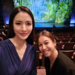 Taksaorn Paksukcharern Instagram - "WATERFALL" A New Musical มิวซิคัลไทยที่เคยไปบรอดเวย์ แล้ววันนี้กลับมาไทยให้เราได้ดูกันในเวอร์ชั่นใหม่ กับนักแสดง นักเขียนบท นักเขียนเพลงบรอดเวย์ระดับโลก ไฮไลท์อยู่ที่ยกน้ำตกมิตะเกะมาไว้บนเวทีเลยค่ะ! เป็นโปรดักชันที่ไม่ควรพลาด แสดงถึง 1 ตุลาคมนี้เท่านั้นนะคะ ถ้าใครไปดูจะบอกว่าแอฟชอบความสัมพันธ์ของ แคทเธอรีน & นวล น่ารักกก… 🤍 #waterfallanewmusical #เมืองไทยรัชดาลัยเธียเตอร์ เมืองไทยรัชดาลัยเธียเตอร์ Esplanad Ratchada