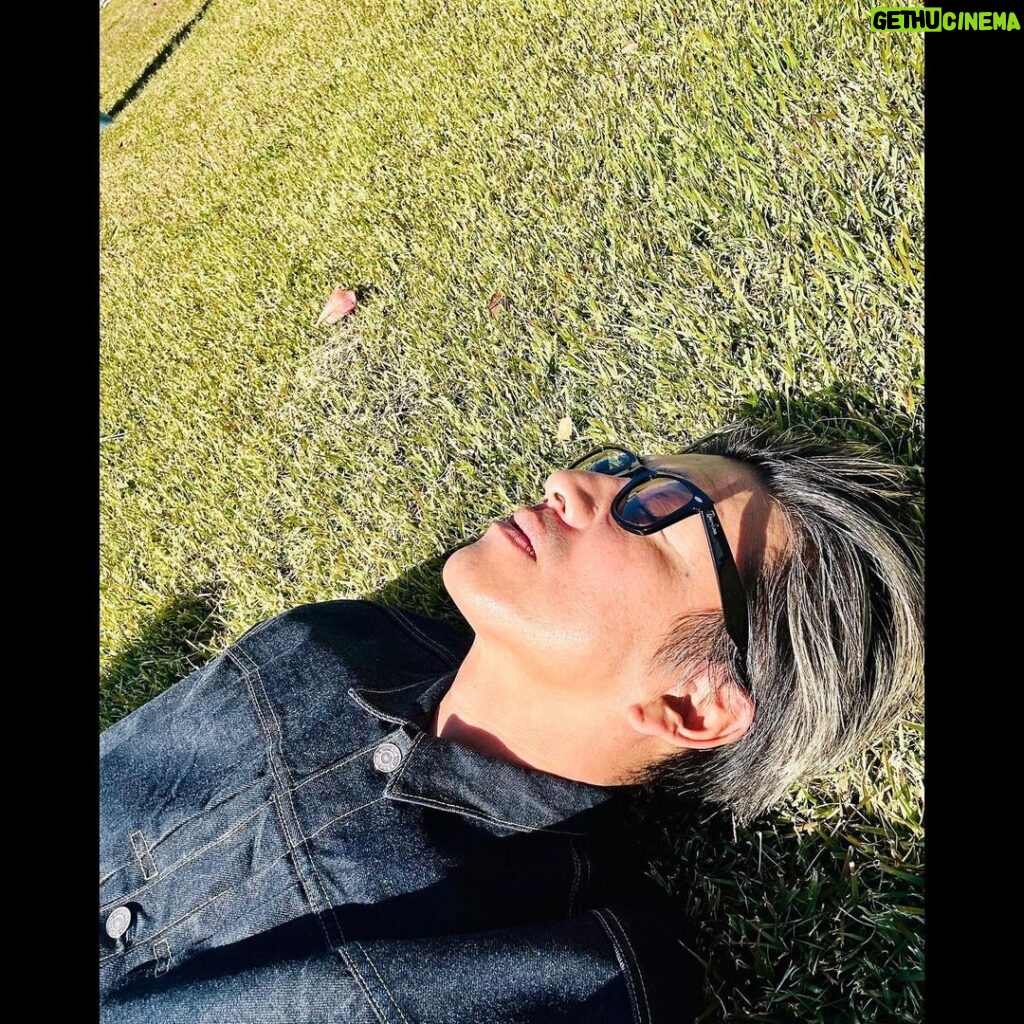 Takuya Kimura Instagram - ⁡ ⁡ ⁡ 「日向はあったかいなぁ〜！ 芝が綺麗だったので、思わず…。皆さんも素敵な日曜日を！」 ⁡ 拓哉 #木村拓哉#TakuyaKimura