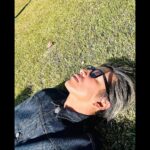 Takuya Kimura Instagram – ⁡
⁡
⁡
「日向はあったかいなぁ〜！
芝が綺麗だったので、思わず…。皆さんも素敵な日曜日を！」
⁡
拓哉
#木村拓哉#TakuyaKimura