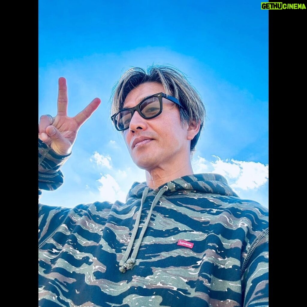 Takuya Kimura Instagram - ⁡ ⁡ ⁡ 「今日も過ごしやすい陽射し！ こんな日は、いつもより笑顔になる気がします。」 ⁡ 拓哉 #木村拓哉#TakuyaKimura