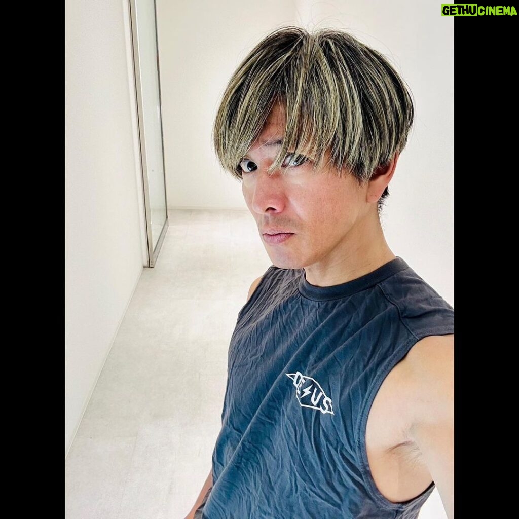 Takuya Kimura Instagram - ⁡ ⁡ ⁡ 「今日は自分の身体を動かしに！ あぁ〜、さっぱり。 帰り道に見た"月"に、思わず見惚れてしまいました…。」 ⁡ 拓哉 #木村拓哉#TakuyaKimura