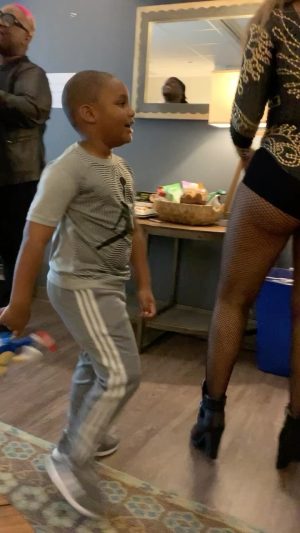Tamar Braxton Instagram - Yesterday Logan asked if he could come on tour with me, and told him NO because he sings me under a bus 😩😂@loveandwar10yr ✨✨✨
