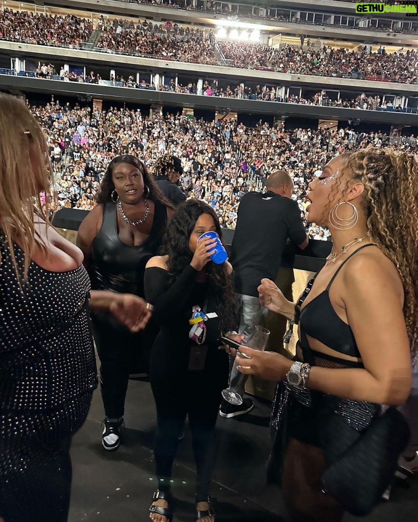 Tamar Braxton Instagram - After the ShT week i had my besties @phillionaire1911 and @wardellmalloy made me pull it together to go to the best concerts I’ve ever been to!! Absolutely no words!! I had a blast. Caught up with old friends and drank them rich people’s champagne all night and Missed my flight this morning and i wouldn’t trade a thing ❤️✨ God is so good😍 them Carters know how to throw a party Chile 💕