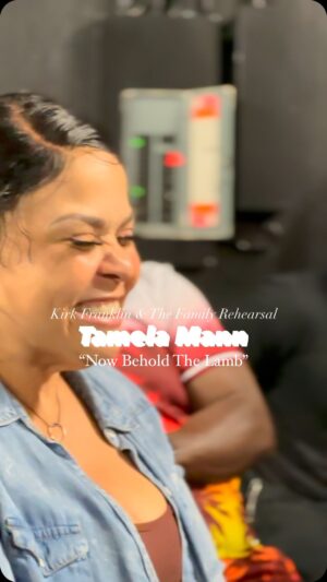 Tamela Mann Instagram - Some of the greatest moments occur in rehearsals. Tamela Mann is just one of those singers who gives 100% no matter the venue. Whenever there’s a chance to give God a praise she’s gone give it all she has! 

@reuniontourofficial rehearsals have begun and it’s feels like church but it burns deep like revival! 

So honored to witness this up close and personal. 

#Thefamily #davidandtamelamann #tamelamann #davidmann #kirkfranklin #sing #gospel #reuniontour